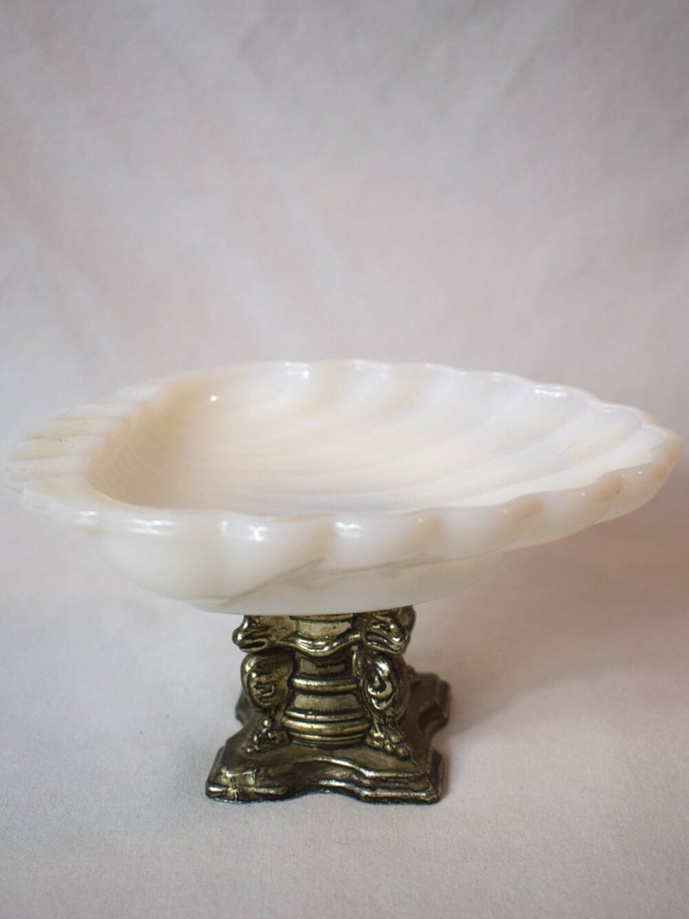 Vintage White Milk Glass Seashell on Silver Tone Base Soap Dish Trinket Dish - Picture 3 of 5